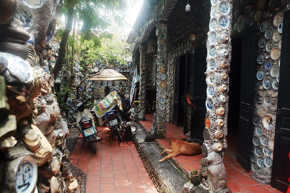 See the collection of thousands of bowls and plates mounted on the wall of a man in Vinh Phuc - 4