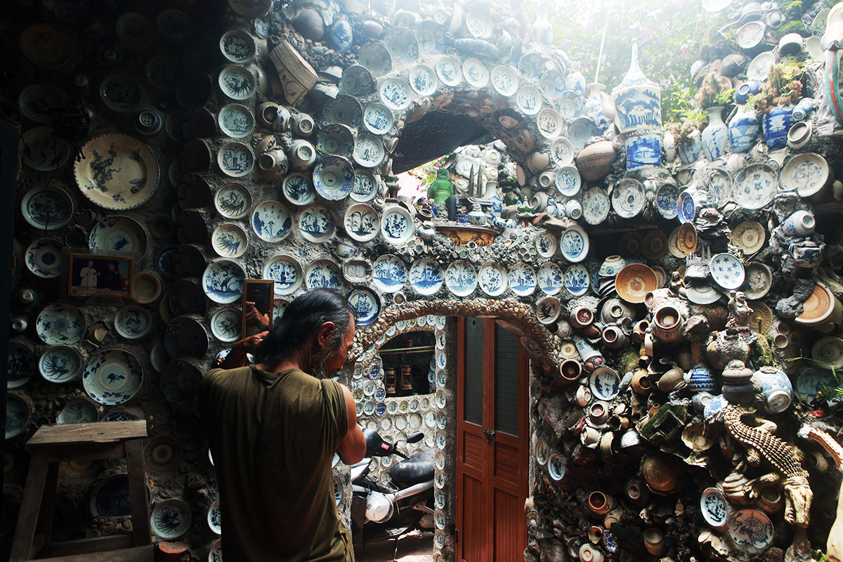 See the collection of thousands of bowls and plates mounted on the wall of a man in Vinh Phuc - 5