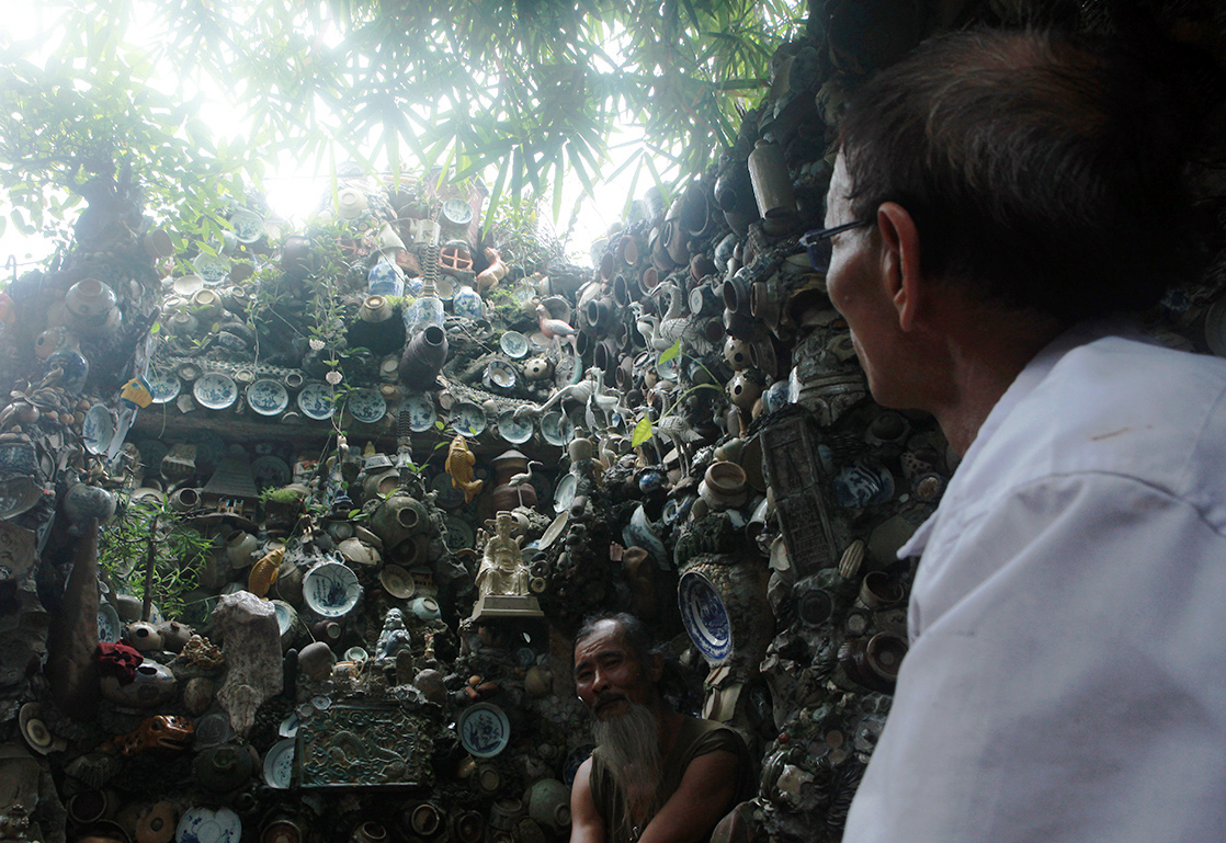 See the collection of thousands of bowls and plates mounted on the wall of a man in Vinh Phuc - 6