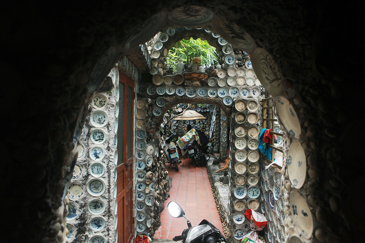 See the collection of thousands of bowls and plates mounted on the wall of a man in Vinh Phuc - 8