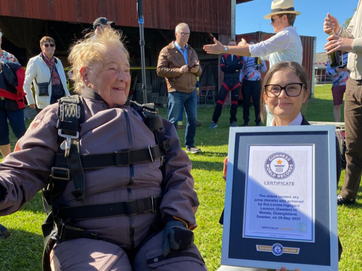 The hottest sport on the evening of May 30: The 103-year-old woman broke the world skydiving record - 1