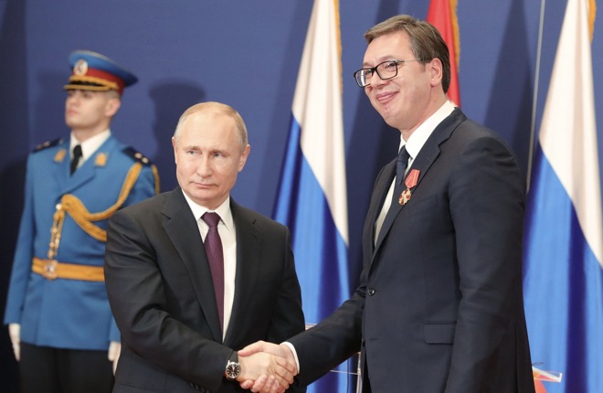 Tổng thống Serbia&nbsp;Aleksandar Vucic (phải) trong một cuộc gặp với ông Putin.