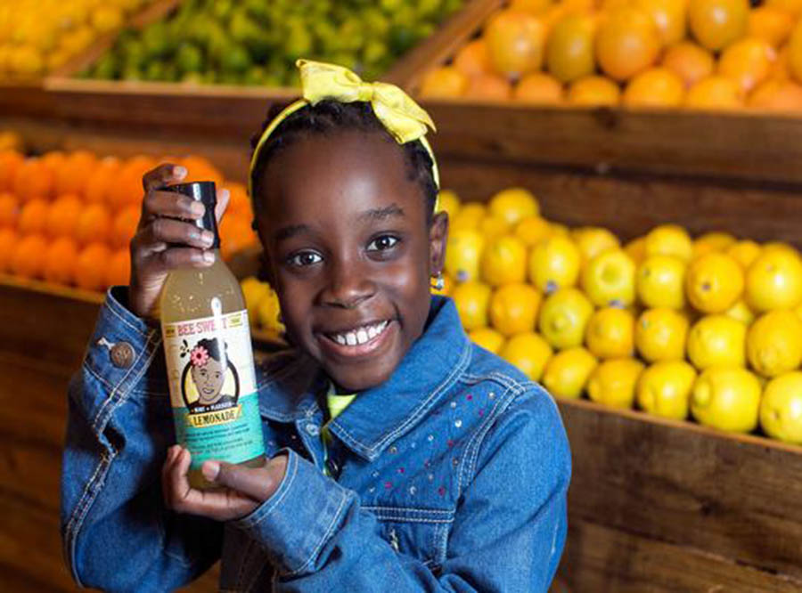 1. Mikaila Ulmer (11 tuổi) thành lập 1 công ty sản xuất nước chanh mật ong để cứu giúp loài ong. Cô bé nảy ra ý tưởng này vào lúc 4 tuổi. Hiện tại, lợi nhuận thu về từ việc kinh doanh sẽ được trích ra 1 phần để bảo vệ loài ong mật. Cô bé từng lên Shark Tank Mỹ và nhận được khoản đầu tư 60.000 USD.