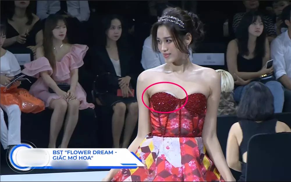 Do Thi Ha was embarrassed when she had a problem with her skirt falling, revealing her chest patch on the catwalk - 3