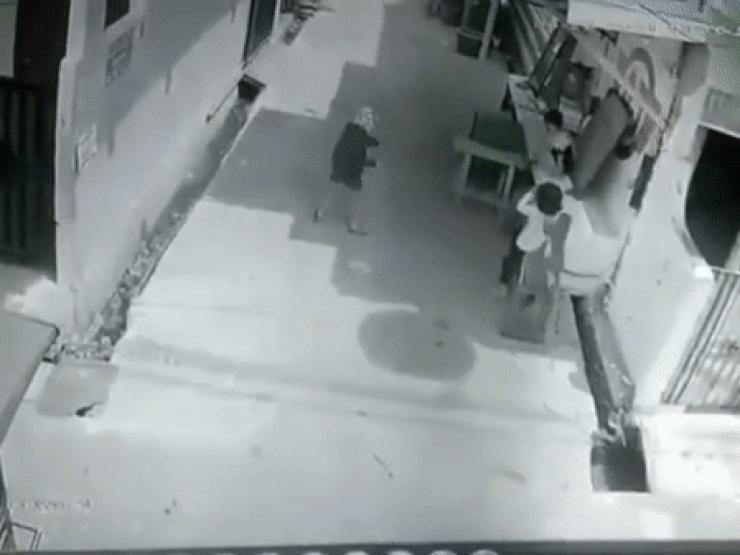 Phi thường - kỳ quặc - Video: Bé trai bất ngờ bị khỉ hoang lao tới tấn công điên cuồng