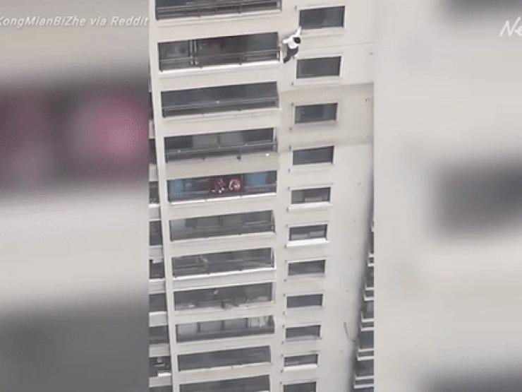 Thế giới - Video: Khoảnh khắc người đàn ông TQ tay không leo xuống từ tòa nhà 37 tầng