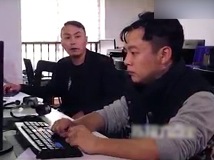 Clip hài hước - Bị gọi nhầm tên chàng trai có hành động bất ngờ khiến đồng nghiệp khiếp sợ