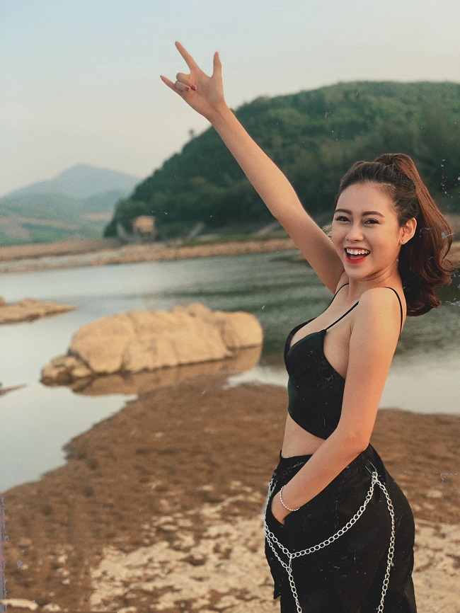 Cô cũng biết cách lựa chọn trang phục tôn dáng, thường xuyên diện áo croptop khoe vòng eo cùng cơ bụng săn chắc. 
