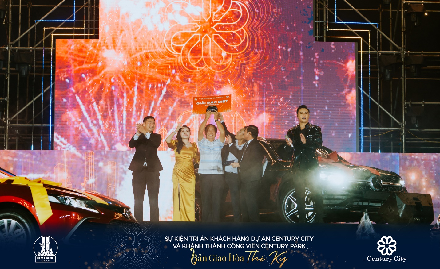 Khách hàng N.N.C may mắn trúng giải đặc biệt - xe Mercedes-Benz GLC300