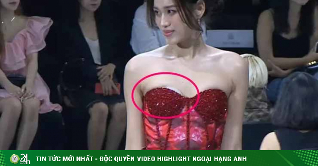 Do Thi Ha was embarrassed when she had a problem with her skirt falling, revealing her chest stickers on the catwalk-Fashion