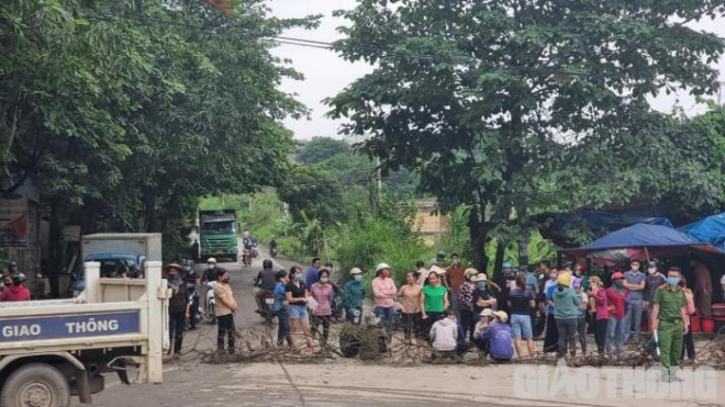 Người dân tự ý chặn xe vào KCN Tằng Loỏng (huyện Bảo Thắng tỉnh Lào Cai) vì bức xúc khi cây trồng bị táp lá bất thường.