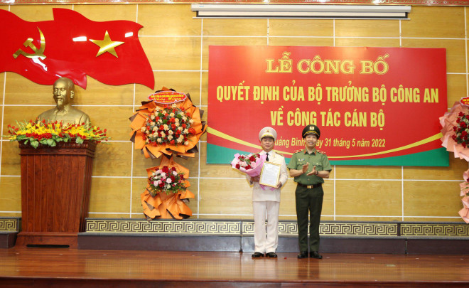 Thiếu tướng Lê Văn Tuyến - Thứ trưởng Bộ Công an, đã trao quyết định điều động, bổ nhiệm Đại tá Nguyễn Hữu Hợp giữ chức vụ Giám đốc Công an tỉnh Quảng Bình.