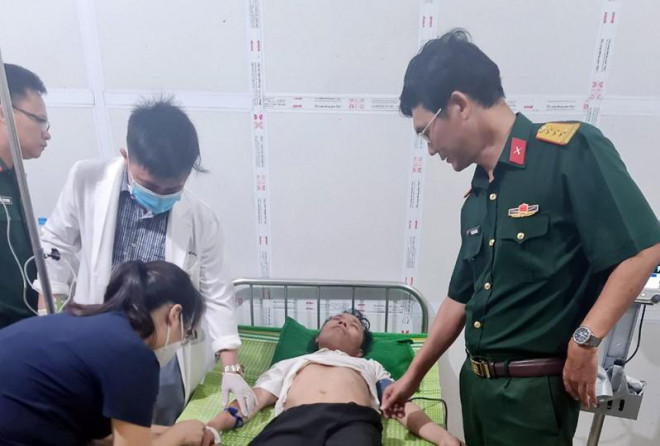 Lãnh đạo Ban Chỉ huy Quân sự huyện thăm hỏi, động viên Thượng úy Trần Văn Minh tại bệnh viện