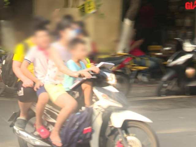 Tin tức trong ngày - Video: Bất chấp rủi ro, nhiều phụ huynh vẫn không đội mũ bảo hiểm cho trẻ