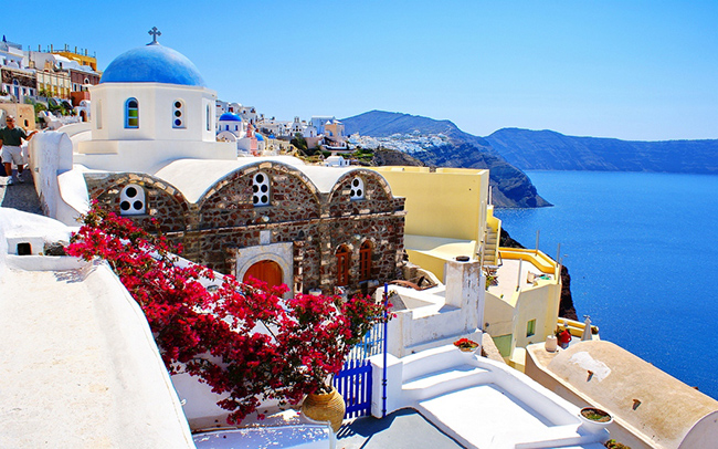 Santorini, Hy Lạp: Đảo Santorini là một điểm đến hoàn hảo cho những bức ảnh đẹp của các cặp đôi. Nếu bạn đã từng đến thăm nơi này, chắc chắn bạn sẽ nghĩ rằng hòn đảo là điểm đến không thể bỏ qua dành cho những cặp đôi yêu nhau.
