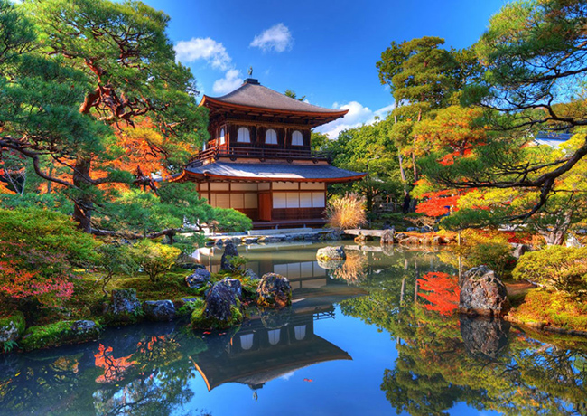 Kyoto, Nhật Bản: Đến đây, bạn có thể hình dung ra từng nét đặc trưng của một Nhật Bản cổ kính với những geisha đi guốc mộc giản dị và những quán trà yên tĩnh ở quận Gion. Ngoài ra, bạn sẽ thấy cả ngàn cổng Tori màu đỏ ở đền Fushimi Inari-taisha xuất hiện trong mọi hình ảnh về Kyoto.
