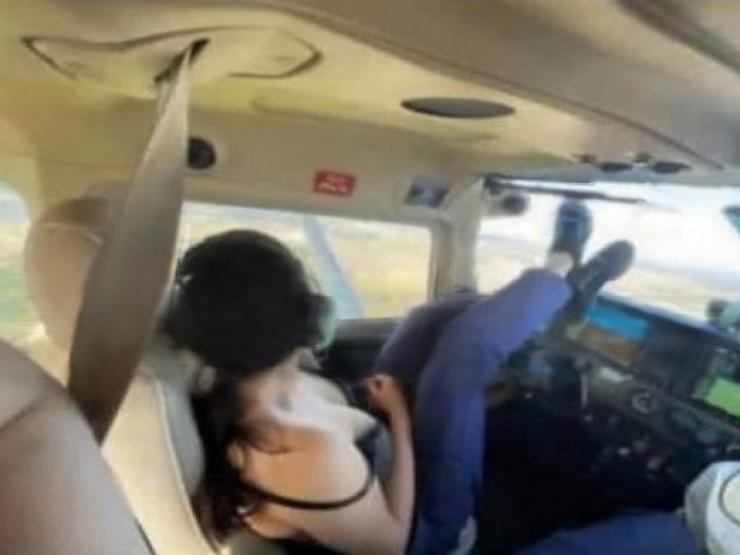 Quay cảnh ”nóng” với nữ học viên trong buồng lái, phi công bị sa thải