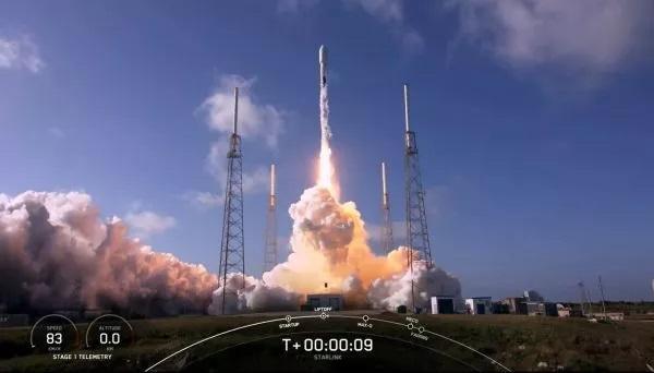 Một tên lửa SpaceX Falcon 9 mang theo 48 vệ tinh Internet Starlink phóng từ SLC-40 tại Căn cứ Lực lượng Không gian Cape Canaveral ở Florida, Mỹ vào ngày 9/3 năm 2022.