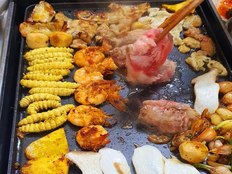 Loại côn trùng “đại bổ” vào mùa, anh em chi tiền mua về làm mồi nhậu