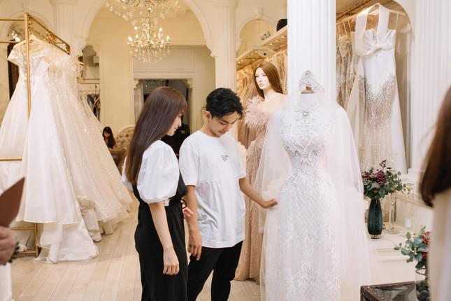 Khanh Thi goes to try on wedding dresses, happy day has come?  - 3