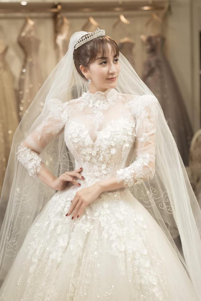 Khanh Thi goes to try on wedding dresses, happy day has come?  - first