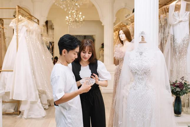 Khanh Thi goes to try on wedding dresses, happy day has come?  - 6