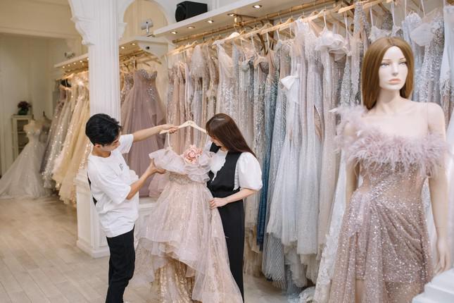 Khanh Thi goes to try on wedding dresses, happy day has come?  - 5