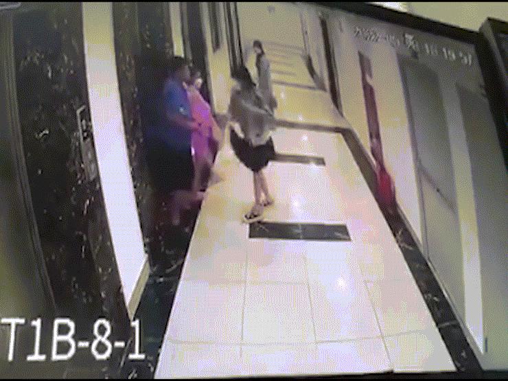 Clip: Người đàn ông xô xát với cô gái khi vừa rời khỏi thang máy ở Hà Nội