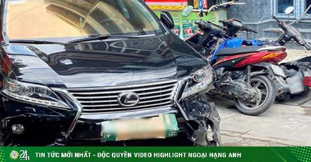 Lexus cars hit a series of motorbikes in the center of Ho Chi Minh City