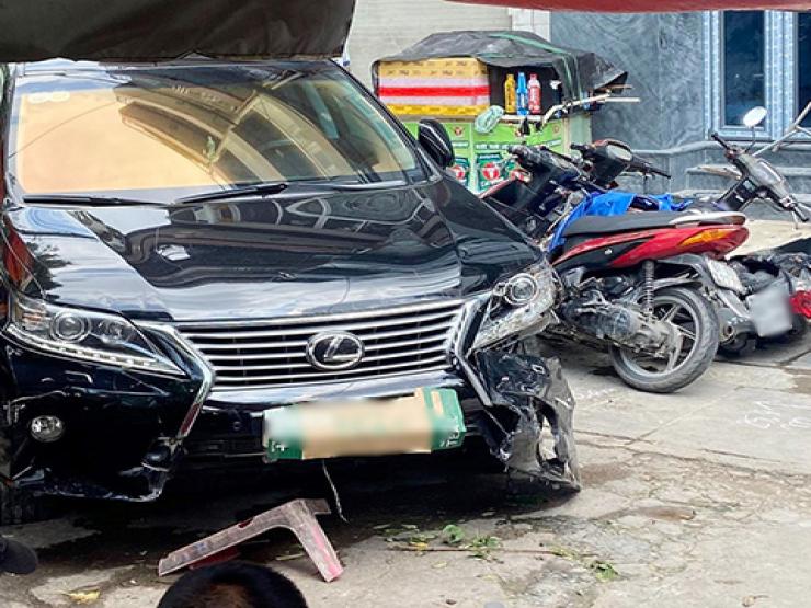 Tin tức trong ngày - Ô tô Lexus tông cả loạt xe máy ở trung tâm TP.HCM