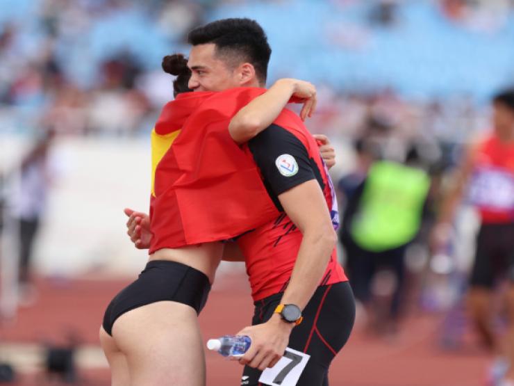 Thể thao - "Hot boy" điền kinh Quách Công Lịch mơ màn cầu hôn với "chân dài" bóng chuyền