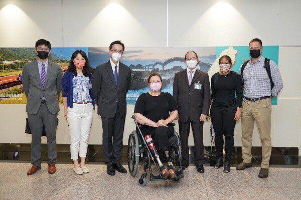 Thượng Nghị sĩ Mỹ Tammy Duckworth (giữa) bất ngờ có chuyến thăm Đài Loan Ảnh - Taiwan News