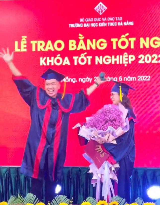 Da Nang boy suddenly proposed to his girlfriend right at the graduation ceremony - 2