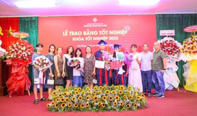 Da Nang boy suddenly proposed to his girlfriend right at the graduation ceremony - 4