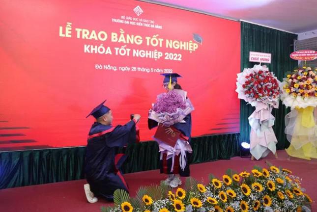 Da Nang boy suddenly proposed to his girlfriend right at the graduation ceremony - 1
