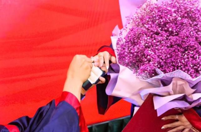 Da Nang boy suddenly proposed to his girlfriend right at the graduation ceremony - 3