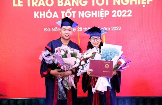 Da Nang boy suddenly proposed to his girlfriend right at the graduation ceremony - 5