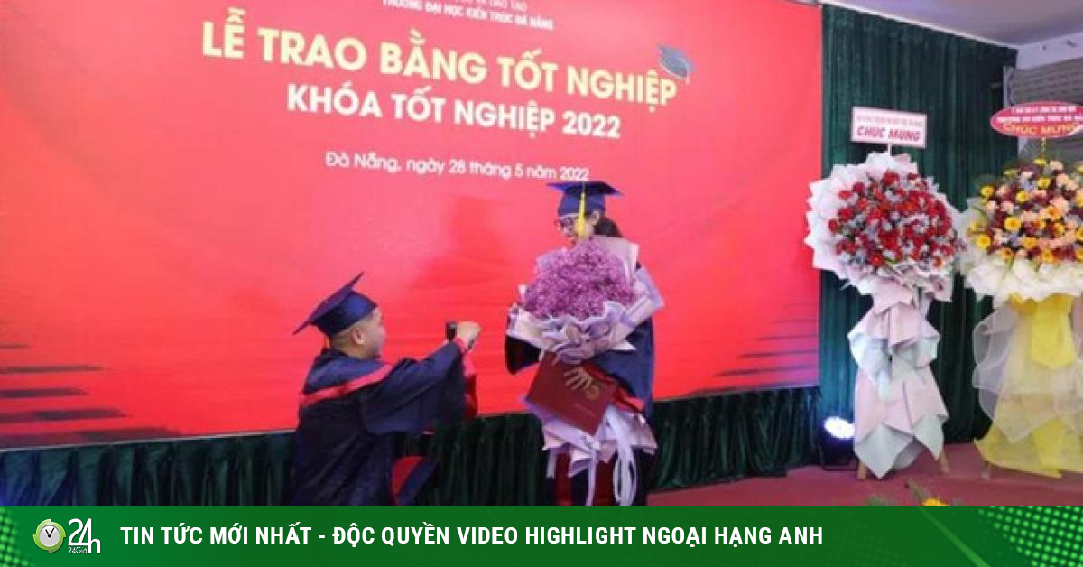 Da Nang boy suddenly proposed to his girlfriend right at the graduation ceremony-Young man