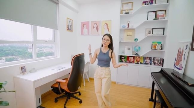 Góc làm việc tối giản với chiếc đàn giúp thư giãn.