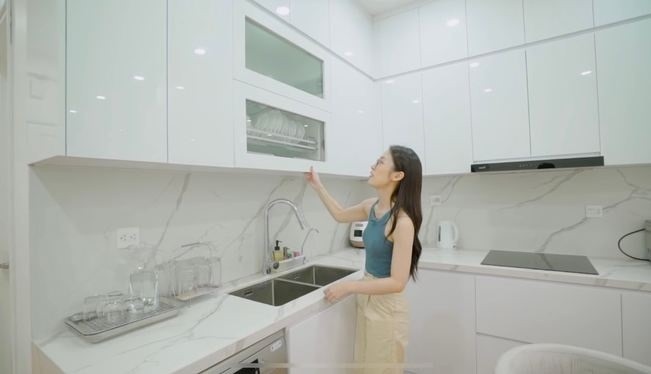 Khu bếp tối giản và trang bị một số vật dụng cần thiết.