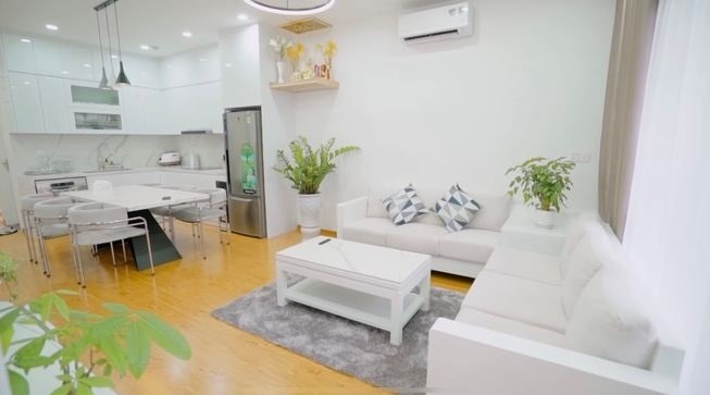 Toàn cảnh phòng khách và khu bếp.