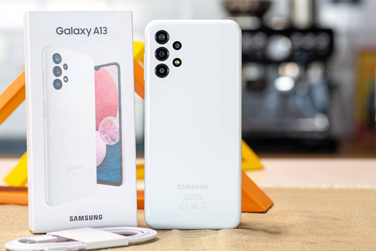 Samsung bất ngờ “lột xác” Galaxy A13 giá rẻ - 1