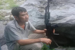 Pháp luật - Thủ súng AK trong rừng, đập phá lán trại nhà dân