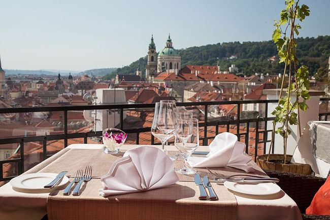 Prague không chỉ mang đến cho du khách những công trình kiến ​​trúc ấn tượng và những câu chuyện lịch sử thú vị của thành phố, mà nơi đây còn nổi tiếng với nền ẩm thực hấp dẫn. Những món ăn ngon và bia Tiệp đã thu hút những thực khách sành ăn trong nhiều thế kỷ. 
