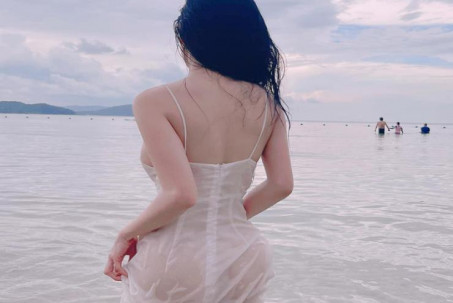 Hot girl, người đẹp Việt mặc váy lụa thay bikini đi tắm biển có “lạc quẻ”?