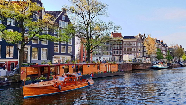 Amsterdam, Hà Lan: Tuy là một thành phố thủ đô của Hà Lan với những đặc điểm của một thành phố đô thị hiện đại, nhưng Amsterdam vẫn đủ nhỏ để bạn có thể thoải mái đi bộ khám phá. 
