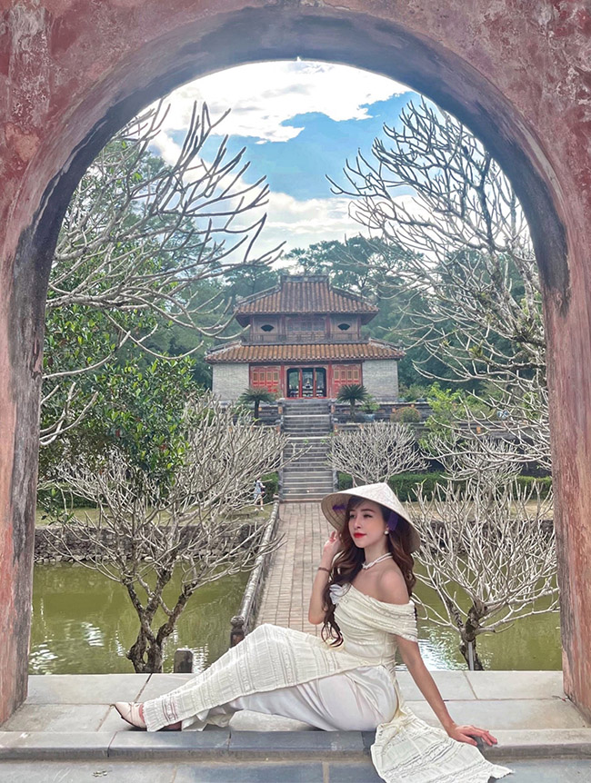 Traveling to Hue alone, the Ha Thanh girl still has a set of photos "thousand likes"  - 13