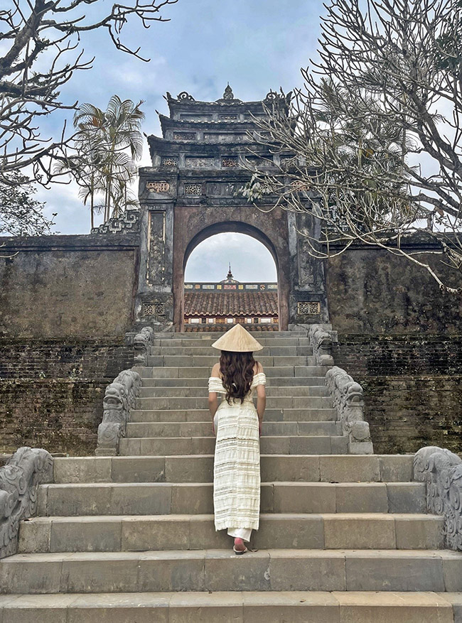 Traveling to Hue alone, the Ha Thanh girl still has a set of photos "thousand likes"  - 14