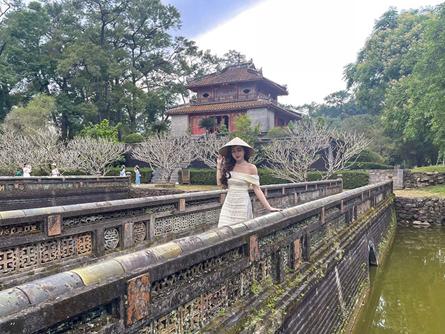 Traveling to Hue alone, the Ha Thanh girl still has a set of photos "thousand likes"  - 15