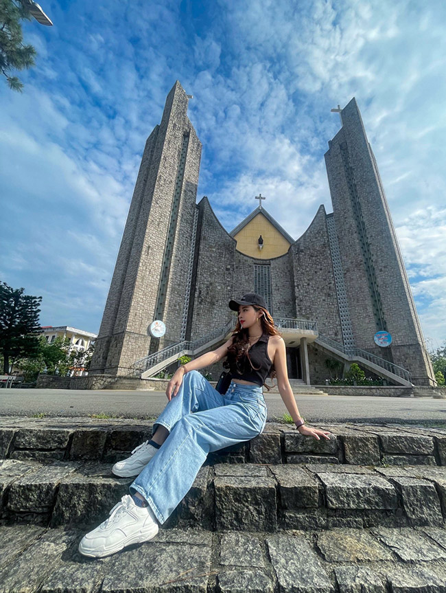 Traveling to Hue alone, the Ha Thanh girl still has a set of photos "thousand likes"  - 3